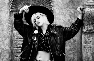 Soko the Super-Talent and her Acid Wash Mom Jeans