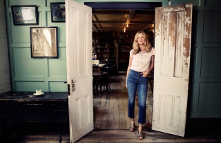 How To Wear Jeans Like Amanda Brooks